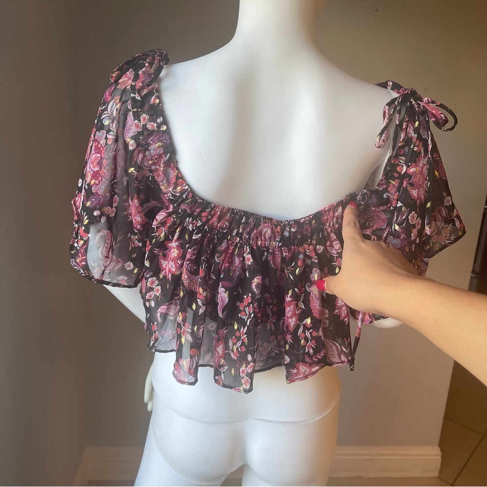New Women’s floral top size Medium
New without tags 
Flowy top and stretchy - Picture 5 of 9